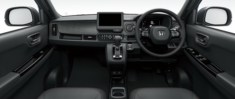 今回の一部改良では、全グレードに前方パーキングセンサーと7インチTFT液晶メーターを採用