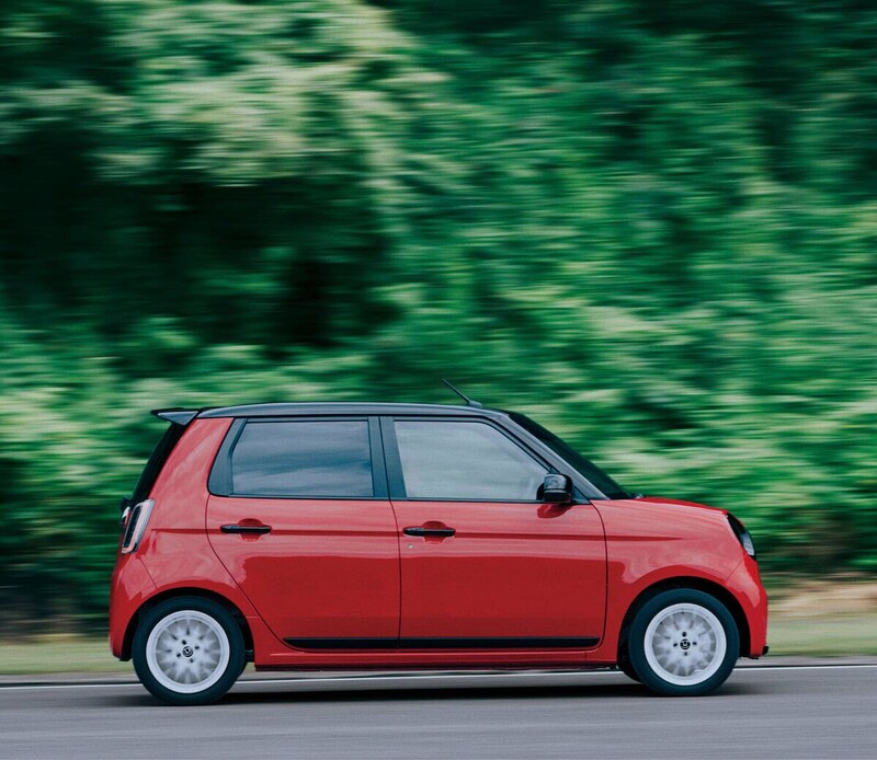 視覚でも走りの軽快さを感じられるように、ホワイトカラーの15インチアルミホイールを採用