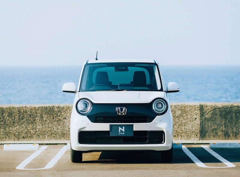 「N360」以来のタイムレスなエクステリアデザインと、MM思想に基づくミニマルで心地よい室内空間を追求