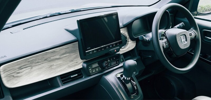 インパネガーニッシュに落ち着きを感じさせるウッド調のトープ色を採用