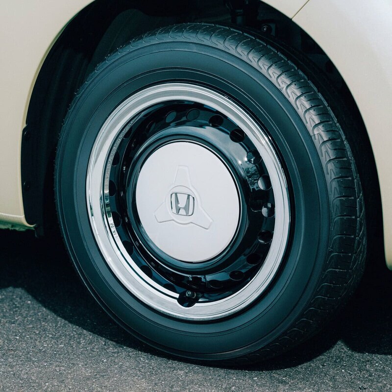 ドアミラー、アウターハンドル、ハーフホイールキャップなどにアクセントとしてホワイトカラーをあしらう