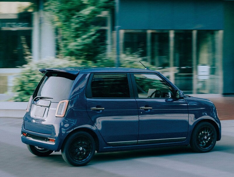 大型のテールゲートスポイラーや光沢のあるベルリナブラックホイールなどを採用