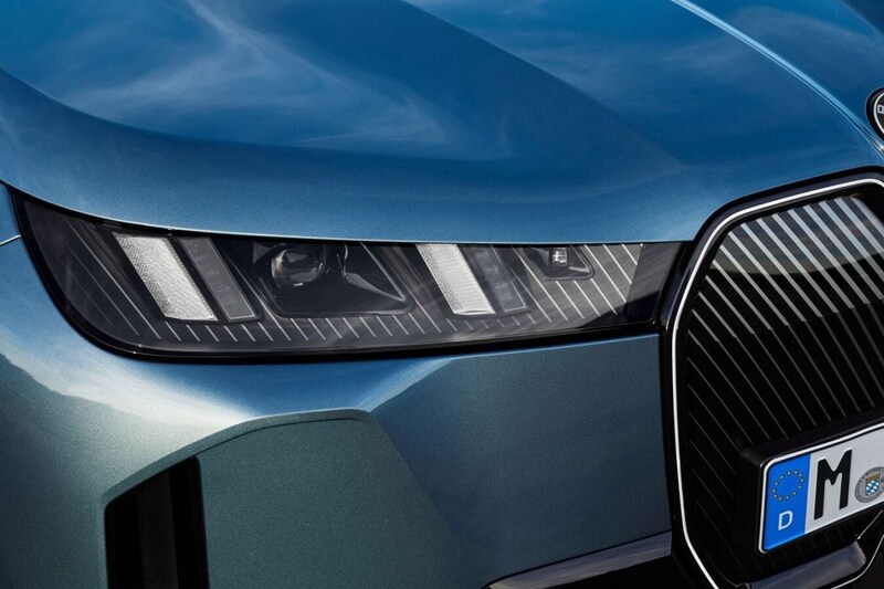 【最強の次世代型電気自動車】新型SAV「BMW iX」が誕生!最長723km走行と最大トルク1,015Nmに注目