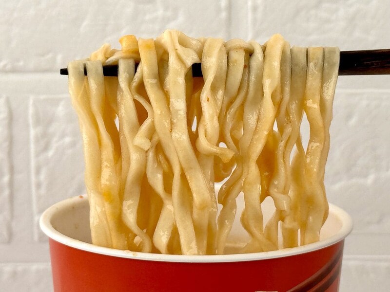 ファミマル
あさりとキムチ味チゲうどん／湯もどし5分のフライうどん麺です。チゲ鍋風の旨辛な味噌スープなので、麺の厚みがあって相性はとてもよい感じです