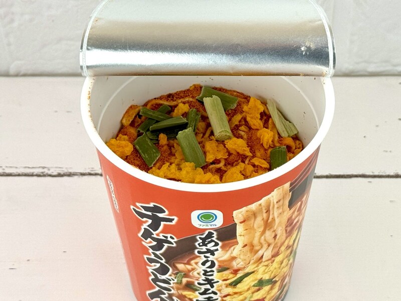 ファミマル
あさりとキムチ味チゲうどん／ファミリーマートのカップ麺売上を見てみると、「味仙台湾ラーメン」や「6種の野菜を使用 旨辛味噌」が上位に。このことから「旨辛＆野菜」をキーワードとしたカップ麺が人気です