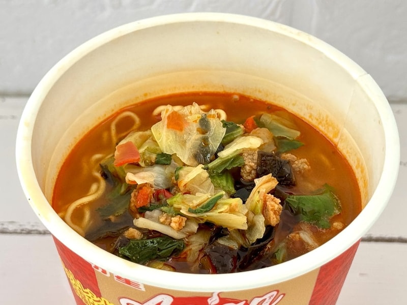 明星食品
明星 Asian Hot 麻辣湯麺／味付けされた豚肉、ちんげん菜、キャベツ、キクラゲ、赤ピーマンとなかなか華やかなチョイスです