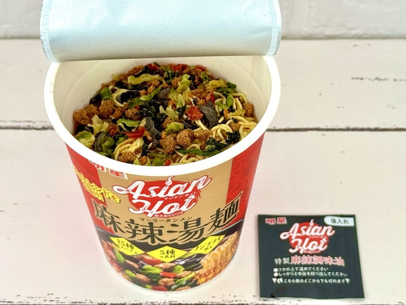 明星食品
明星 Asian Hot 麻辣湯麺／スパイスはジンジャー、ガーリック、コリアンダー（パクチー）などなどなんと15種類を組み合わせて使用しているそう