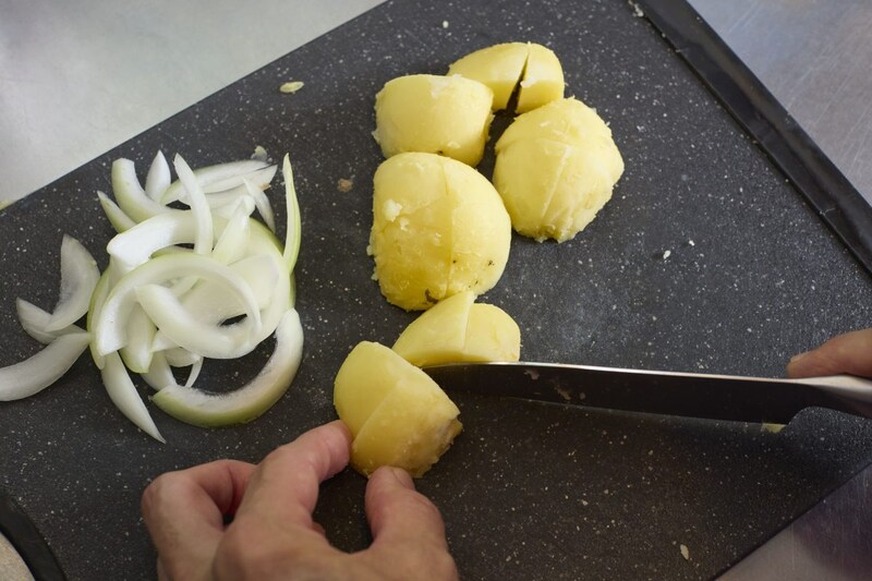 STEP1　じゃがいもをチンしてたまねぎを切る