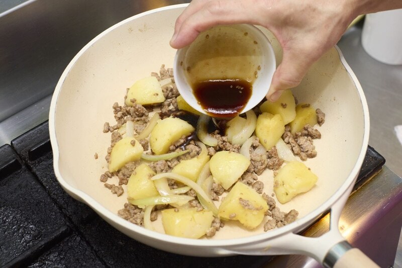 STEP2　フライパンでじゃがいもとたまねぎを炒める