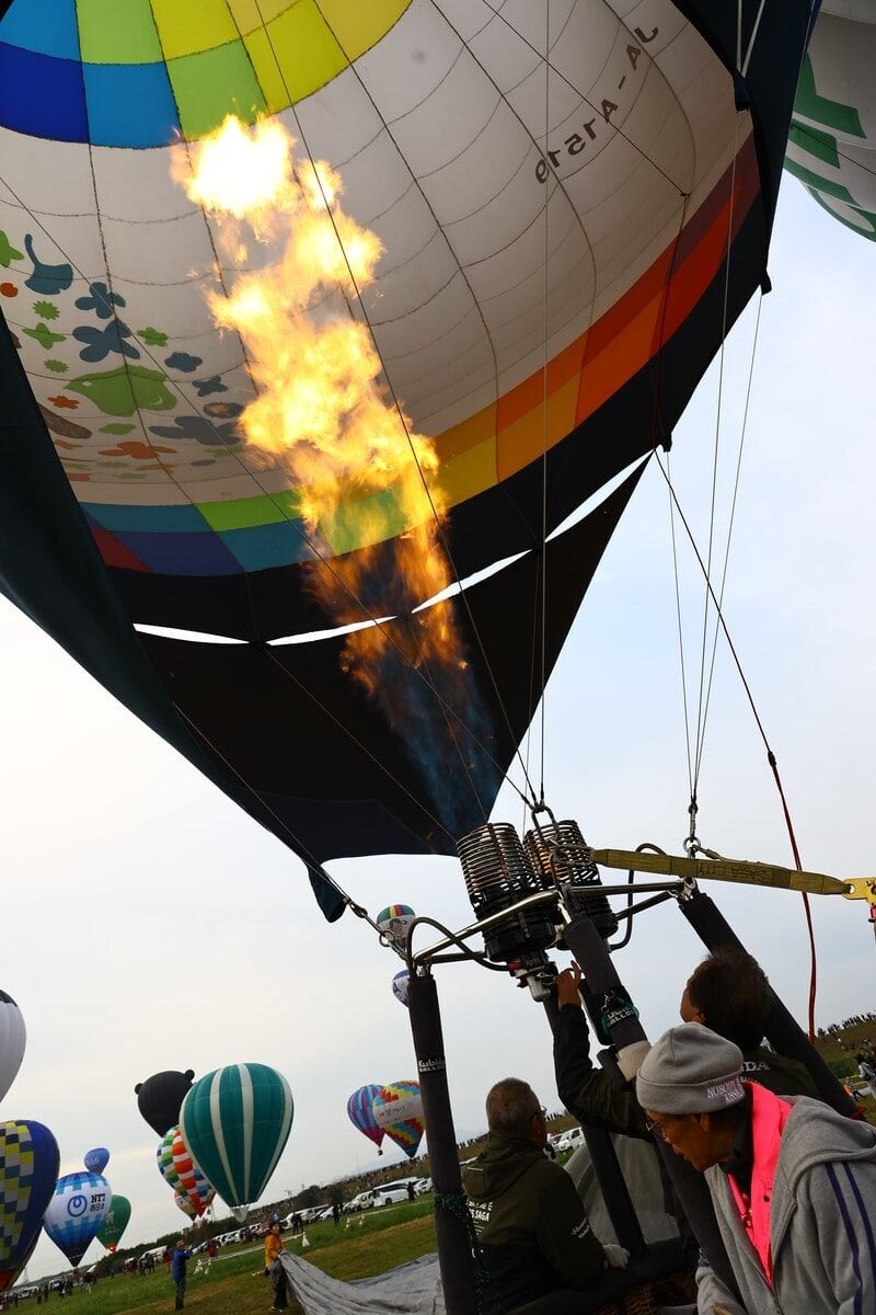 巨大なバーナーでバルーンの中の空気を温めて浮力にする。炎と噴射音は圧巻。