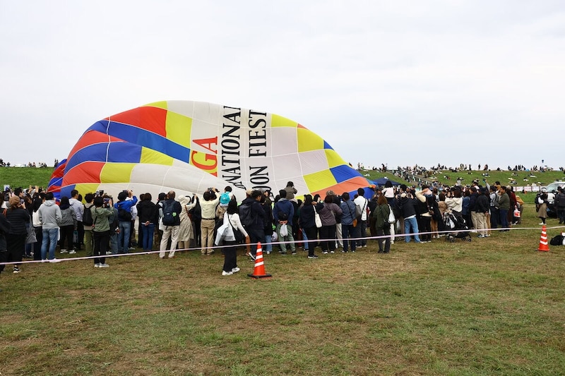 気球教室では飛び上がるまでの作業を紹介。最初はブロワーで空気を送り込んで膨らませて、そのあとバーナーで空気を温めて浮上させる。本番ではあっという間に飛んでいく。