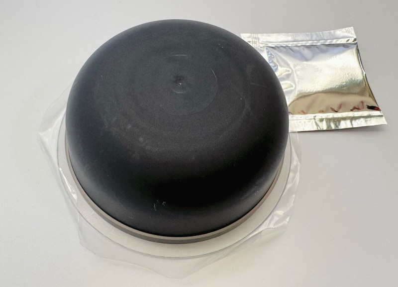 真っ黒ないちごのゼリーに、真っ白な練乳をかけて食べるモノクロなデザート