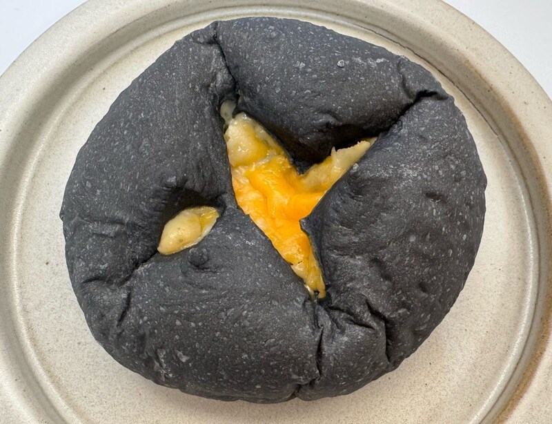 竹炭パウダーを生地に練り込んだブラックパン。手のひらから少しはみ出るほどの食べ応えのありそうなボリューム感です