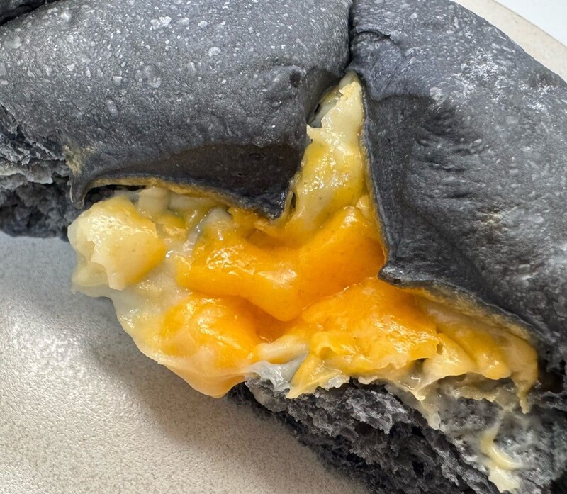 中には、とろりとしたチーズソースと小さめのプロセスチーズのWチーズがイン