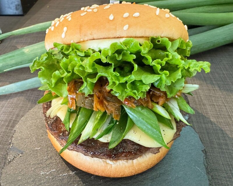 フレッシュネスの一年をネギらう濃厚和風ごちそうバーガーが破壊力抜群の旨さ!和牛×九条ネギ×西京味噌が織りなす黄金比を体感せよ!