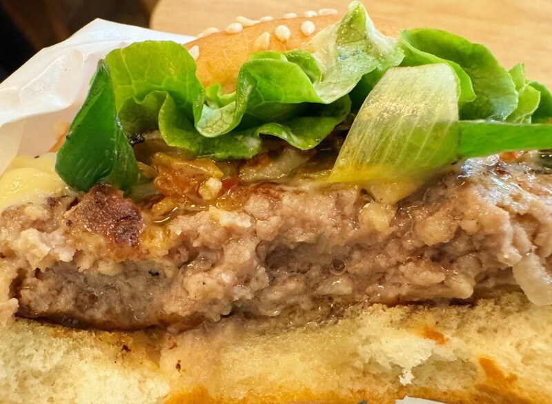 肉汁があふれるこってりとした黒毛和牛パティと、濃厚な西京味噌ソース、シャキッと甘みのある九条ネギが三位一体となって、やみつきになる美味しさ