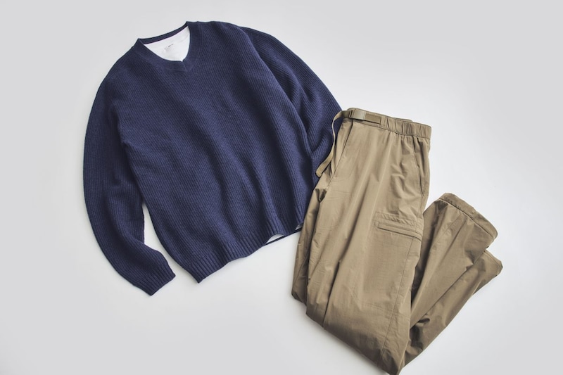 ポケットのあるカーゴパンツを選んだり、明るめのニットをチョイスすることで、大人っぽくまとまる