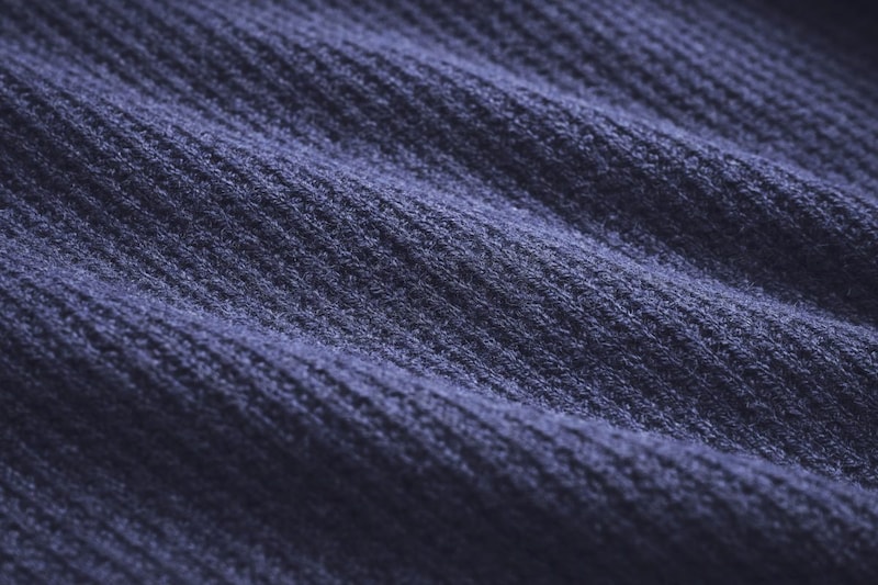糸の段階での起毛加工や、縮絨加工により、チクチクしにくいように工夫されている