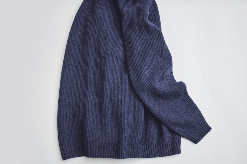 特殊なホールガーメント®製法を用いたニットなので、袖や肩まわりには縫い目がなく、着脱の際もストレスを感じにくい
