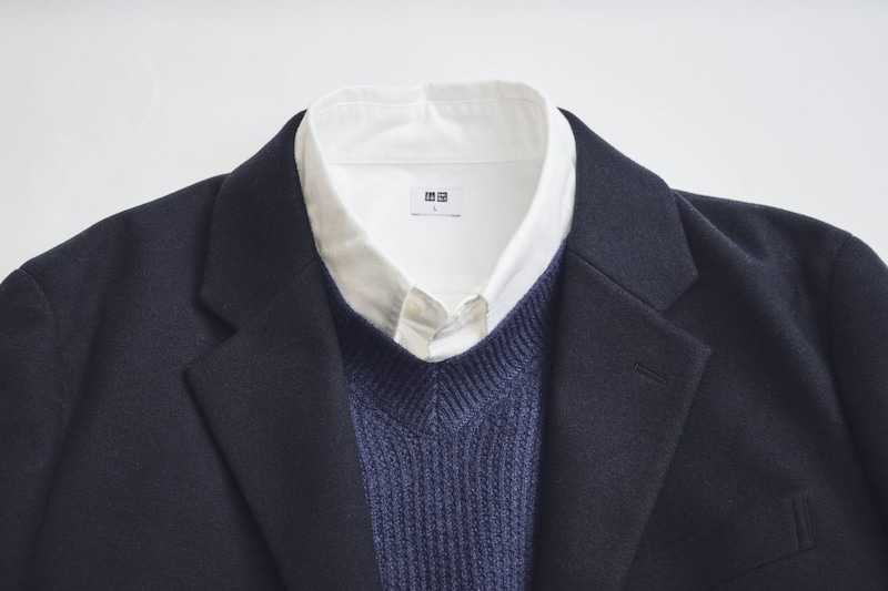 ノータイでも襟がVネックにしっかり乗ってくれるので、タイドアップしてもサマになる