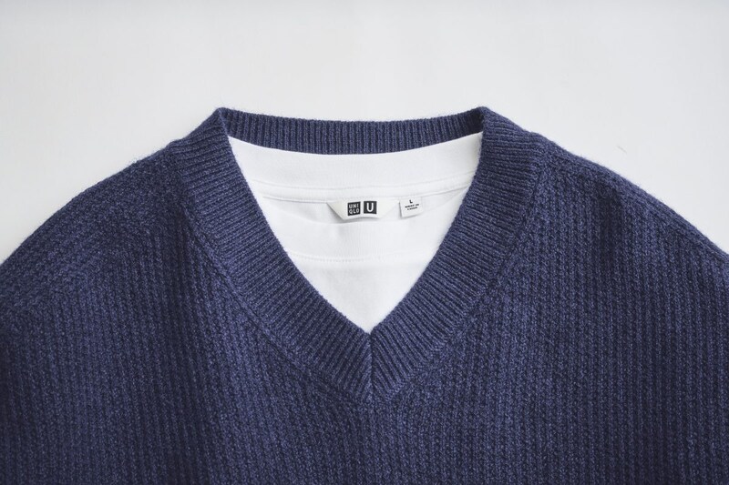 インナーにはクルーネックのTシャツが合いそう