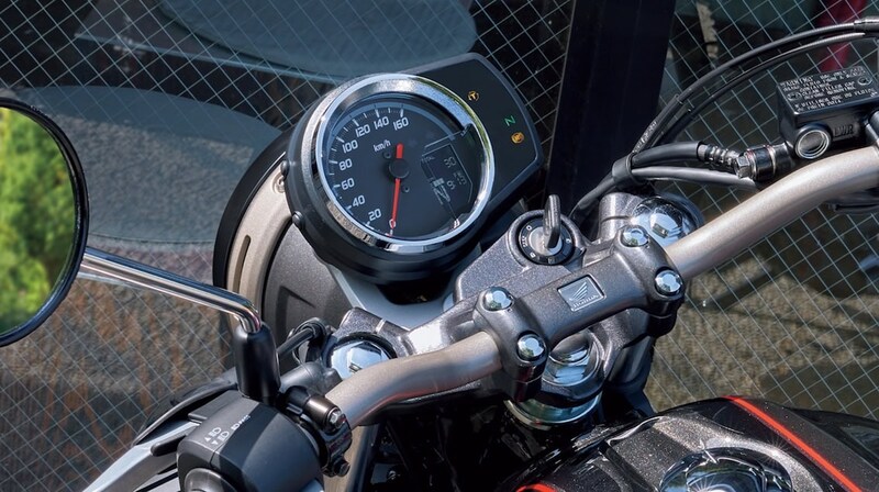 文字盤をリニューアルし、さらにメーターを縁取る装飾リングをメッキにして上質感を演出