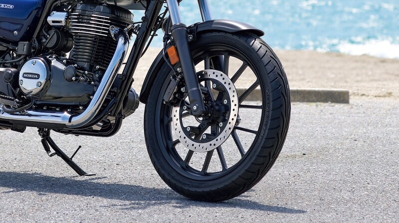 大径のディスクブレーキに”GB”専用セッテイングのABS(アンチロック・ブレーキ・システム)も装備