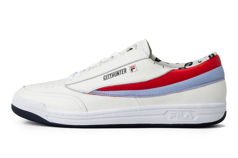 スニーカーの両側面にデザインされた「フラッグ（ヨットの帆をイメージしたFILAのアーカイブパターン）」は、冴羽獠着用のサックスブルーのジャケットと、レッドのインナーの色合い