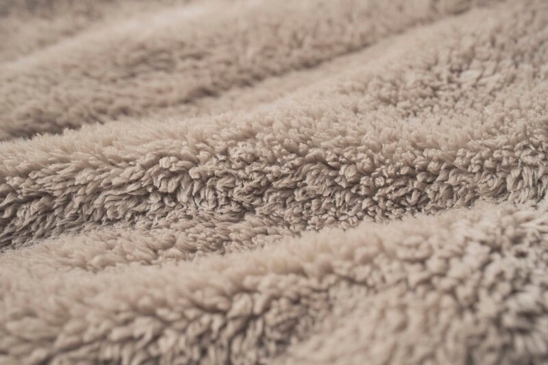 毛足が長く肉厚な生地が使われている