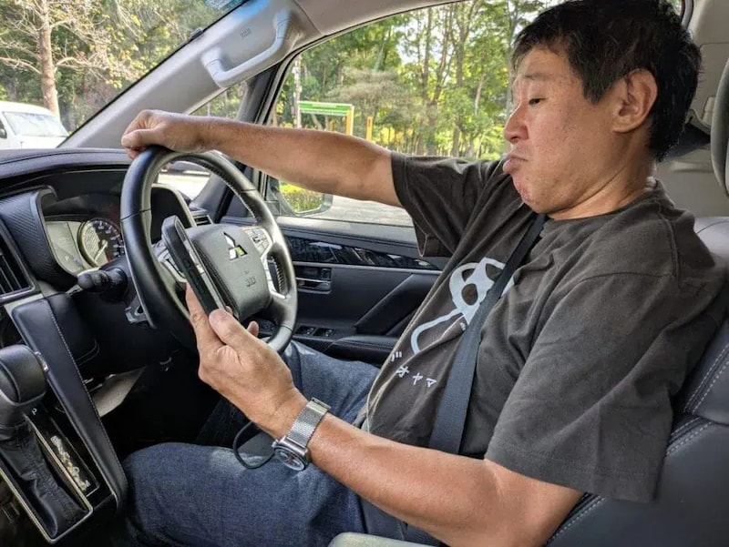 第3位　【運転中の“ながらスマホ”は死亡率5倍】車も自転車も厳罰化へ！停止中はセーフ？警察に聞いた意外な取り締まり基準