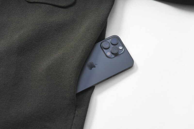 サイドにポケットがあるためアウターとしても着れ、表から見えない仕様なのでミニマルな印象をキープ