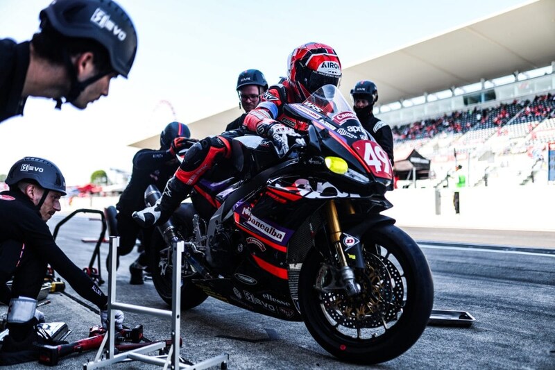 RS 660とRSV4という2台のマシンが、世界各地で開催されている国際レースで好成績を収めアプリリアの確固たる地位を印象付けています