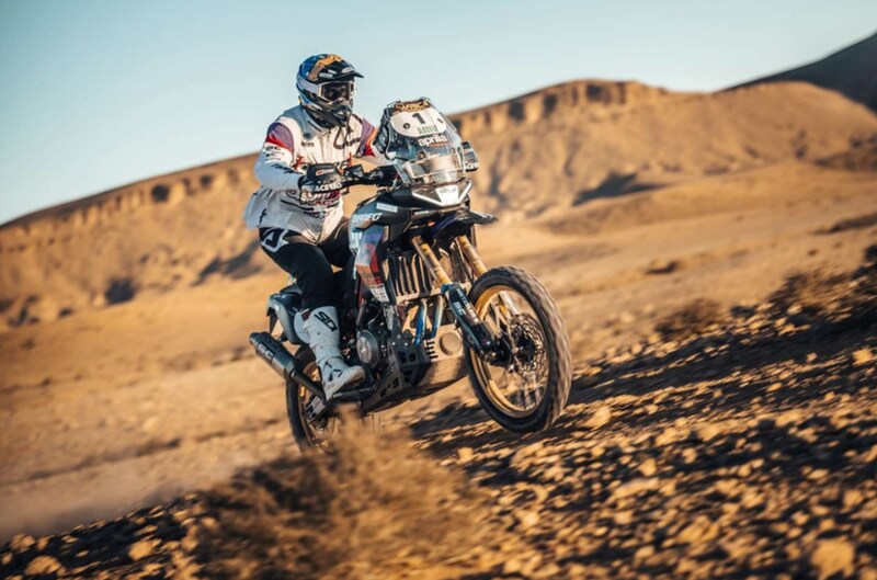 約6,000kmにわたって困難な試練を課す過酷なラリーで2024年、2025年と2年連続でアプリリア トゥアレグは総合優勝する快挙となったのです