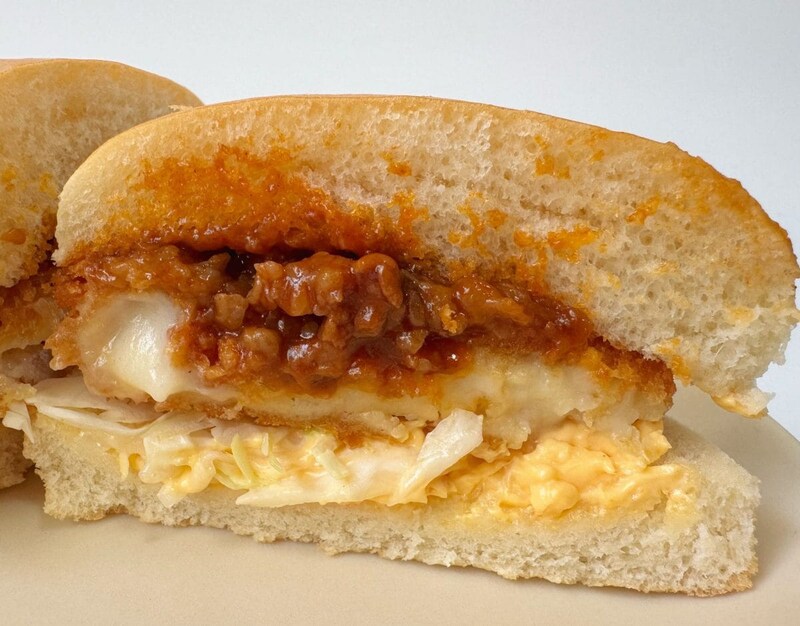 コロッケのこってりクリーミーな味わいと、コクのあるビーフデミフィリングの濃厚さが口いっぱいに広がります