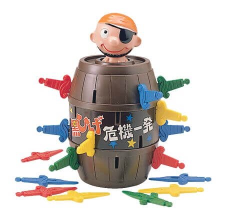 タカラトミー
黒ひげ危機一発　「初登場は1975年。ちょっとスマートな初代「黒ひげ危機一発」」