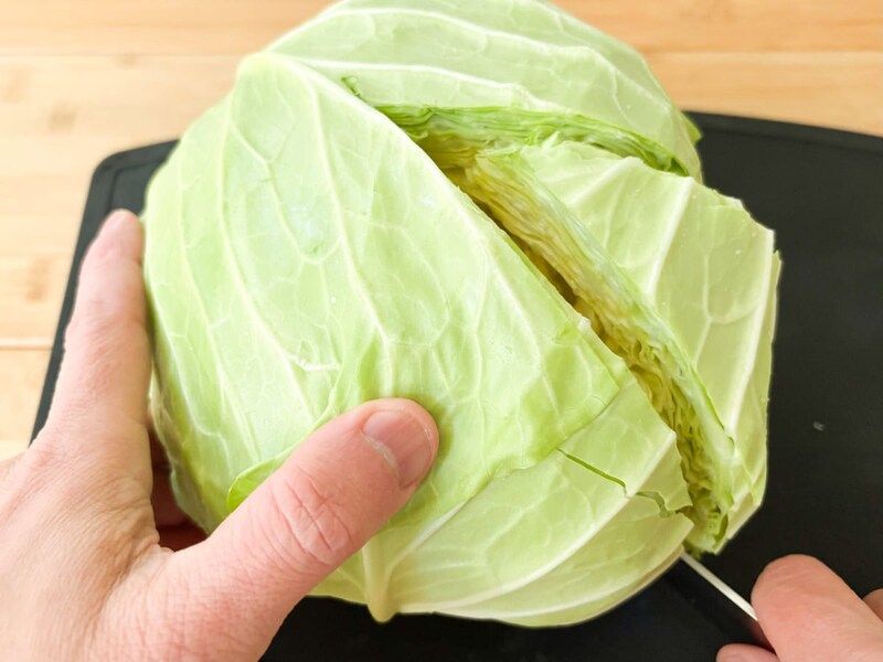 キャベツの芯は旨みを出すので、あえて切り落としません