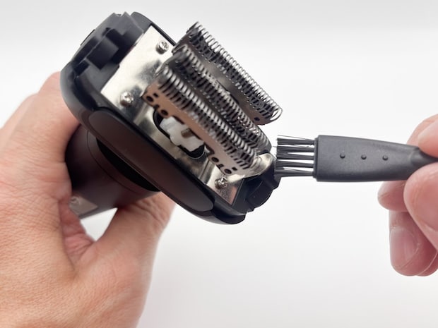 クリーニングブラシが付属し、ヘッド部分を水洗いできるから、使用後も清潔に保てるのはいい点です