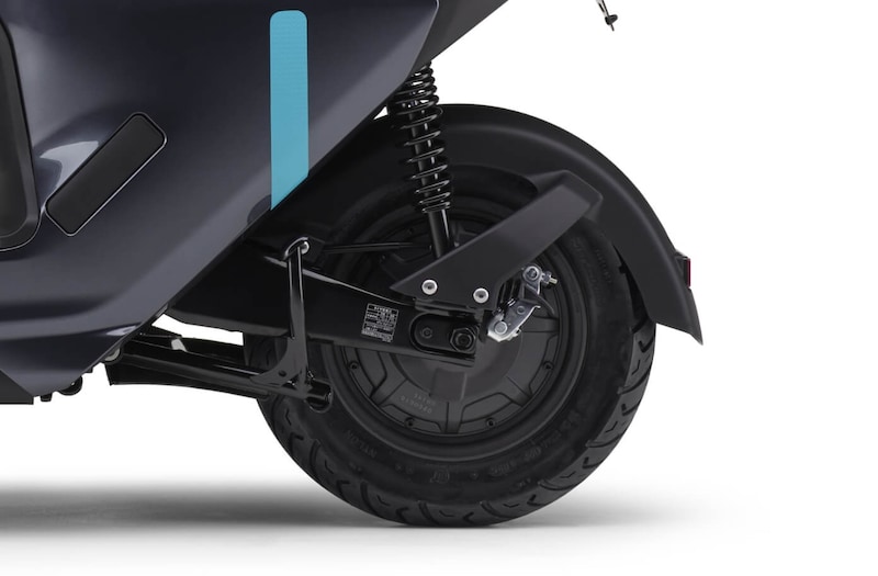 左のブレーキレバー（後輪用）を操作時に前輪にも程よく制動力が掛かり、バランスの良いブレーキングを自然におこなってくれるコンビブレーキシステムが装備