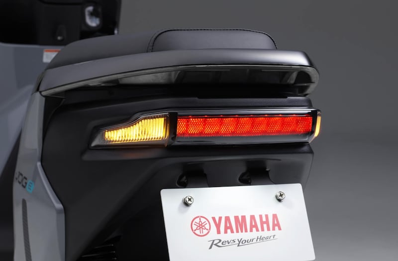 先進感のあるデザインと非視認性を高めたテールランプ