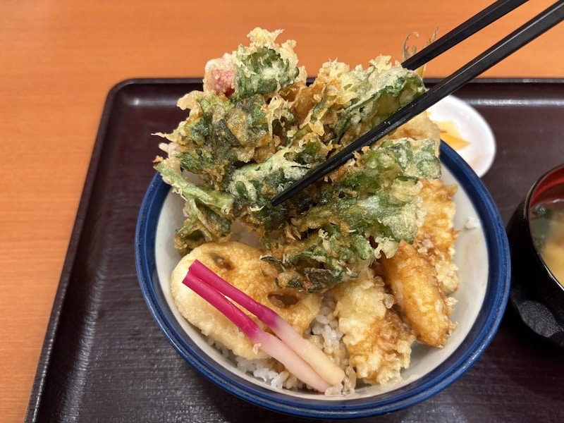 鮮やかな彩りが視覚的に楽しい「春菊と紅芯大根のかき揚げ」は、紅芯大根のほくほく食感が特徴。