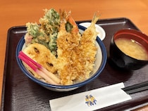 【“蟹とふぐ”が入って1000円ちょい!?】コスパ良すぎる「天丼てんや」の豪華な冬の味覚をグルメ系ライターが実食レポート