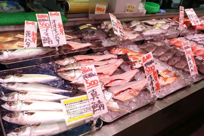 新鮮な丸の魚が並ぶ