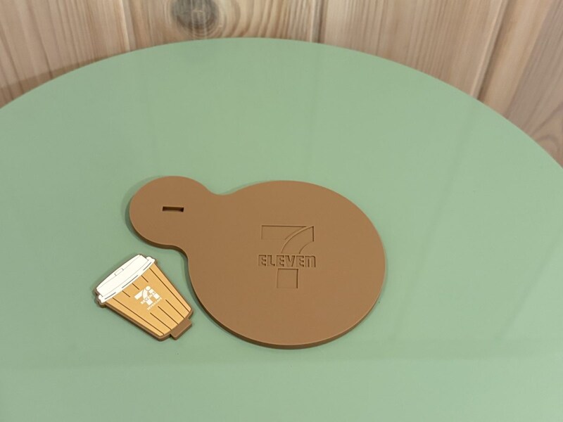 コースターにあしらわれたセブン-イレブンのロゴが、控えめながらもいいアクセントに