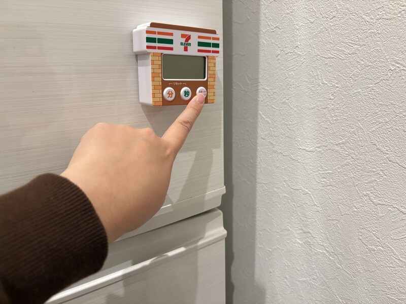 冷蔵庫なんかにぺたりと張り付けると、ポップな印象に