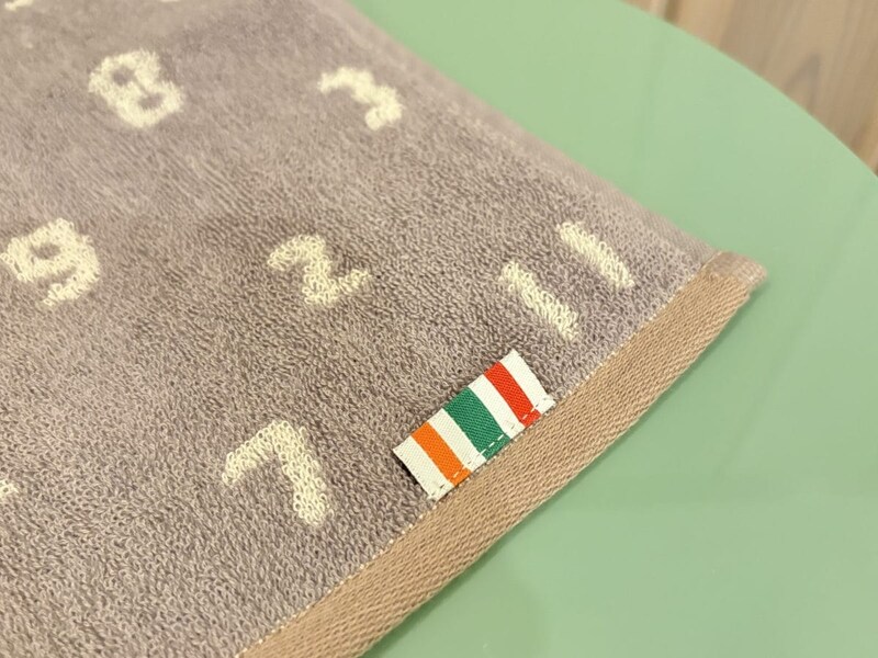 7と11が隣り合っているところ、そしてセブン-イレブンを彷彿とさせるカラーリングのタグが高ポイント！