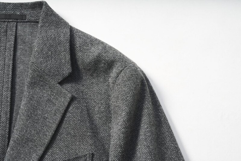 肩は若干ドロップし背抜き仕様なため、レイヤードがしやすく体温調整がしやすい