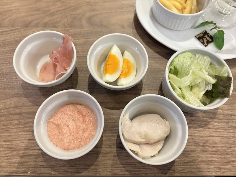 生ハム、サラダチキン、ゆで卵、サラダに、たらマヨソース……これらを組み合わせて、がっつり食べ応えのあるアレンジを実施
