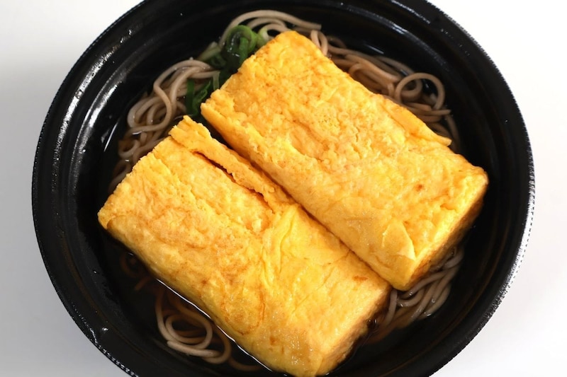 でかすぎるだし巻き玉子が乗っています