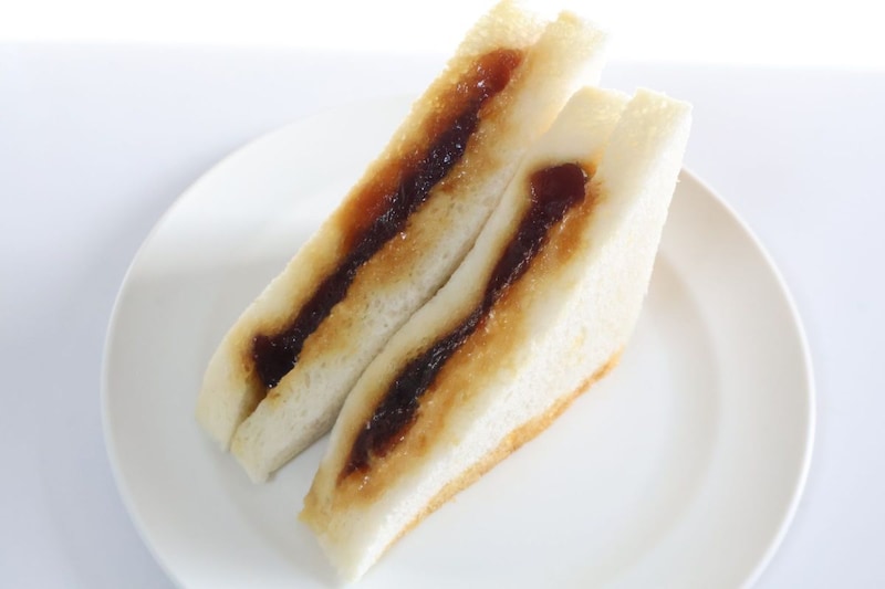 ゼリー状のカラメルとプリンのサンドイッチ