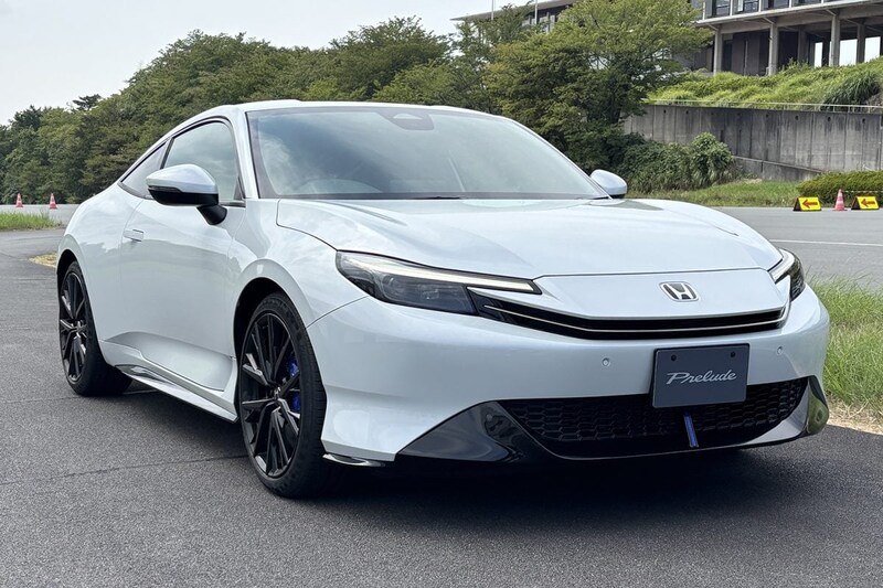 ボディは長さを4.5㎝､幅を6㎝縮めて全長4.5mちょいに凝縮するだけでなく、幅を8㎝広げてワイド&ローでグラマラスなクーペスタイルに